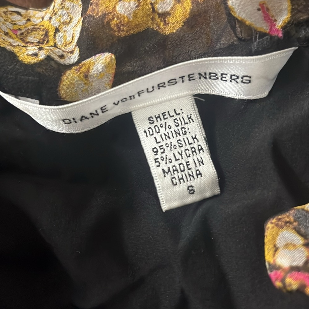 Diane von Furstenberg Black/Floral Silk Blouse size small - Picture 3 of 6